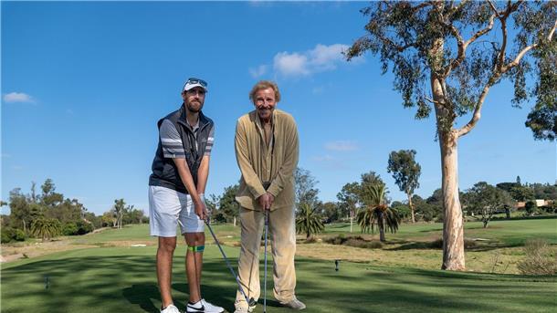 Entertainer Thomas Gottschalk (r) und sein Sohn Roman Gottschalk beim Abschlag auf dem Gelände des Golf Clubs.