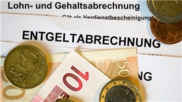  Ein Jahresbescheid 2025 für die neu berechneten Grundbesitzabgaben liegt auf einem Schreibtisch. 