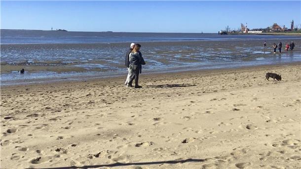Goethes Faust, Bremerhavens Frischluftflair und ein Syrer aus dem Harz Entspannt am Deich und Stadtstrand entlang schlendern: Menschen von überall her genießen in der Osterzeit die kleine Frischluftdusche in Bremerhaven.