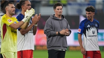 Enttäuscht nach dem 0:2 im Derby: die HSV-Profis und Trainer Merlin Polzin (2.v.r.).