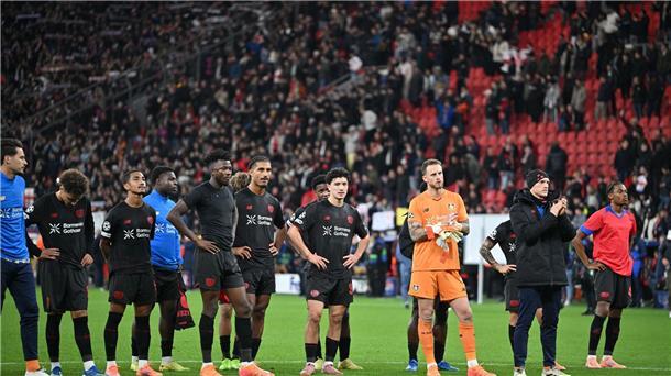 „Wirklich wütend“: Leverkusens herber Einbruch im Umbruch Enttäuschte Gesichter nach der 2:7-Niederlage in der Champions League.