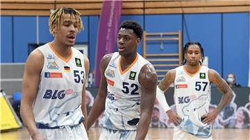 Enttäuschung pur herrscht bei den Eisbären-Profis (von liinks) Kevin Yebo, Armani Moore und Trey Davis, dass sie ihr Saisonziel aus wirtschaftlichen Gründen nicht erreichen können.