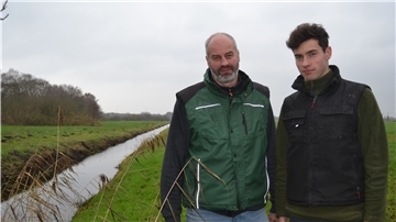 Entwässerungsgräben durchziehen die Wiesen von Kristian Schmidt (links, hier mit Sohn Moritz). Wird der Wasserspiegel angehoben, stehen seine Wiesen bei jedem Regen unter Wasser, sagt der Milchbauer.