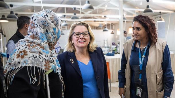 Schulze in Jordanien: Hilfszusagen für Flüchtlinge  Entwicklungsministerin Svenja Schulze besucht ein Flüchtlingscamp. Das Saatari Flüchtlingscamp ist das größte in der Region mit rund 84.000 Flüchtlingen.