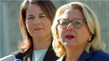 Entwicklungsministerin Svenja Schulze (r) und Außenministerin Annalena Baerbock stellen vor dem Bundeskanzleramt ihre Leitlinien zu einer feministischen Außenpolitik vor.