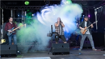 EO-Ipso eröffneten nach dem Shantychor das Festival und lieferten eine tolle Rockshow ab.