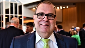 Er drückt der Verwaltung seinen Stempel auf: Landrat Thorsten Krüger (SPD) stellt die Führungsetage im Kreishaus neu auf. 