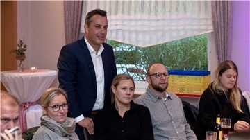 Er hat gut lachen: Der SPD-Landtagsabgeordnete und Bayern-Fan Oliver Lottke (hier mit seiner Frau Anne) hat seinen „Titel verteidigt“, wie er sagte.