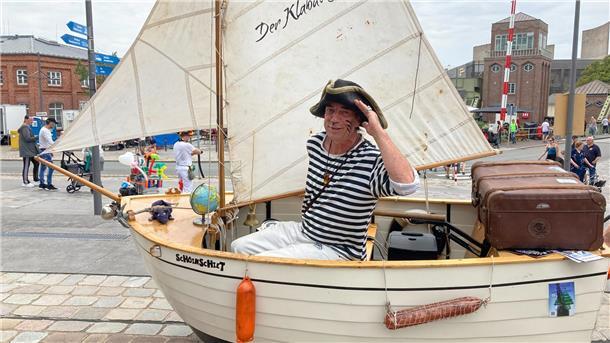 Maritime Tage (Update 36): Ein letzter Gruß an die schwimmenden Gäste Er ist den ganzen Tag mit seinem fahrenden Schiff unterwegs: „Der Klabauterjan“ bespaßt die Besucher, macht mit ihnen Fotos und sorgt bei ihnen für rundum gute Laune.