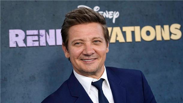 Er kann wieder lächeln: Jeremy Renner auf dem roten Teppich.