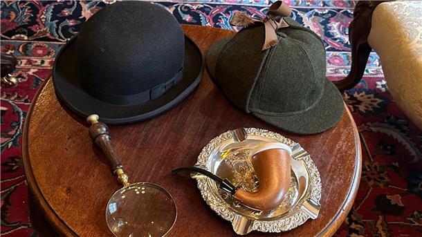 Unsterblicher Detektiv: 130 Jahre Sherlock Holmes Er kommt jeden Moment zurück: Hüte, Lupe und Pfeife im Sherlock-Holmes-Museum.