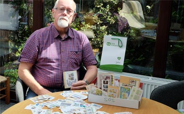 Gerd Klütemeyer aus Bremerhaven sammelt Briefmarken zugunsten der SOS-Kinderdorf-Projekte.