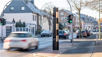 Er macht viele Aufnahmen: Der Blitzer vor der Veernschule in der Schiffdorfer Chaussee.