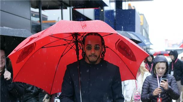 Lewis Hamilton trauert: Hund Roscoe ist tot Er nahm die Bulldogge öfter mal mit an die Rennstrecke.