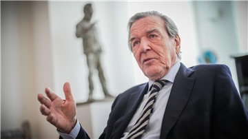 Er werde so lange Sozialdemokrat bleiben, wie man ihn lasse, so Gerhard Schröder.