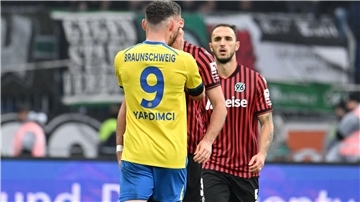 Braunschweig-Stürmer entschuldigt sich für Würgegriff Erencan Yardimci von Eintracht Braunschweig fasst seinem Gegenspieler Boris Tomiak beim Derby gegen Hannover 96 mit beiden Händen an den Hals.