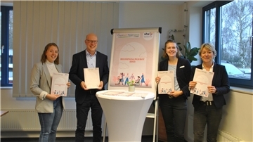Erfolgreiches Pilotprojekt: (von links) Lea Janßen, Thomas Winsenborg (beide CVJM), Monika van Büren und Ulrike Michalzik (beide KVHS) mit dem neuien Kursprogramm.