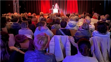 Lesung in der Jahnhalle Nordenham mit Dora Heldt (Mitte).