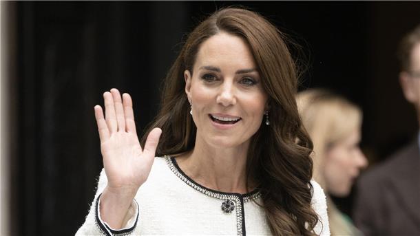Wie Kates Erkrankung die Royals überfordert Erheblich verschlimmert wurde die Situation durch den unbeholfenen Versuch, die Sorgen um Kate mit einem Familienfoto der Prinzessin und ihren Kindern zu zerstreuen.