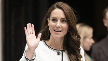 Erheblich verschlimmert wurde die Situation durch den unbeholfenen Versuch, die Sorgen um Kate mit einem Familienfoto der Prinzessin und ihren Kindern zu zerstreuen.