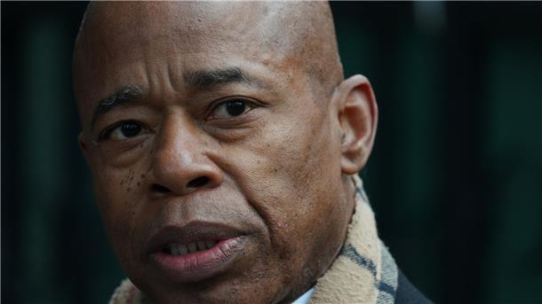 New York erklärt wegen Migrantenbussen Notstand Eric Adams, Bürgermeister von New York City, hat den Notstand in seiner Stadt ausgerufen.