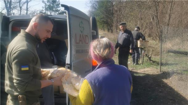 Cuxhavener im Kriegseinsatz in der Ukraine Erik N. übergibt in der Nähe von Borodjanka einer Frau Lebensmittel. Der Cuxhavener hat sich in der Ukraine als Freiwilliger der Fremdenlegion angeschlossen, er kämpft nach eigenen Angaben aber nicht.