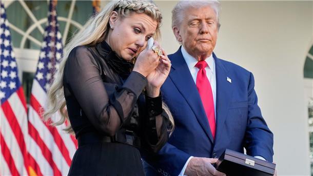US-Regierung entzieht Deutschem Visa wegen Aussagen zu Kirk Erika Kirk nimmt die von Präsident Donald Trump posthum verliehene US-Freiheitsmedaille anstelle ihres getöteten Mannes Charlie Kirk entgegen.