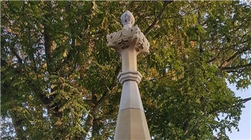 Erinnert nun wieder an einen großen Deichschützer: Das Peters-Denkmal in Tossens.