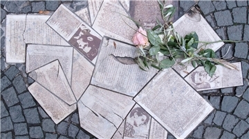 80. Todestag der Geschwister Scholl: „Es lebe die Freiheit“ Erinnerung an Sophie und Hans Scholl: Flugblätter der „Weißen Rose“ als Denkmal in den Boden eingelassen vor dem Eingang der Ludwig-Maximilians-Universität.