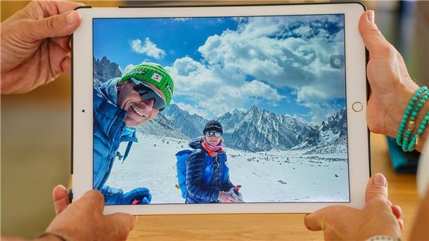Erinnerungen an Reisen: Merk zeigt am Tablet Fotos aus Tibet.