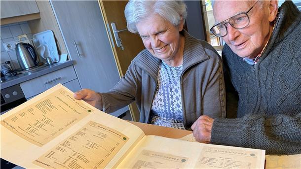 Erinnerungen an über 40 Jahre Milchbar: Horst und Margot Biwald - beide Mitte 80 - blättern in den alten Bildern aus der Eröffnungszeit 1957 bis zum Ruhestand im Mai 1998. Hier amüsierter Blick auf die Original-Karte von 1957: Ein Glas Milch 20 Pfennige. Ein Flip (mit Eigelb) „Lustige Witwe“: 2 D-Mark.