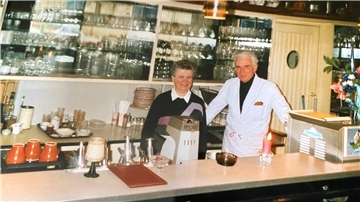 Erinnerungen an über 40 Jahre Milchbar: Horst und Margot Biwald stehen Ende der 80er Jahre am Tresen mit den dazugehörenden Vitrinen - die Einrichtung ist ein Ensemble und wurde 1957 aus Stuttgart von der Firma "Eisfink" geliefert.