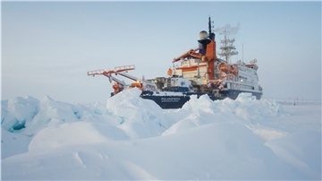 Erinnerungsfoto von "MOSAiC" und der "Polarstern": Sven Schnieder hat den arktischen Winter erlebt und den Übergang zum Frühling.