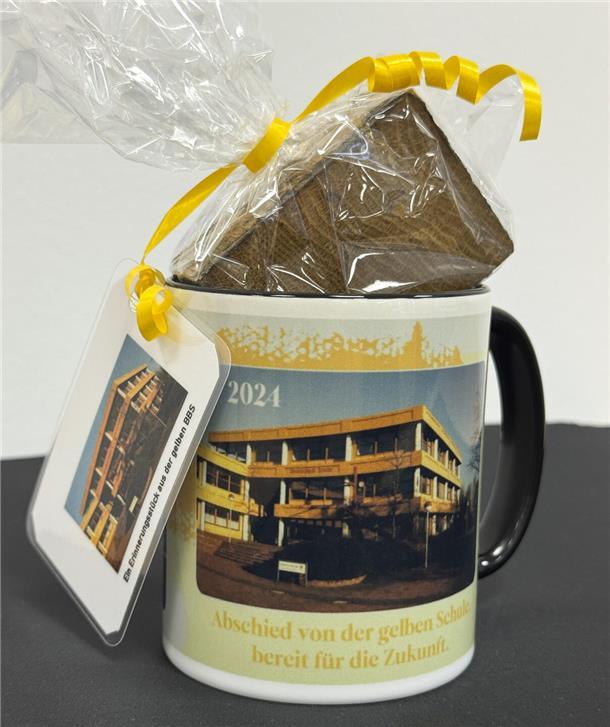 Warum Schüler der BBS Bremervörde Kaffeetassen mit Holzteilen befüllen Erinnerungstassen mit einem Foto der ehemaligen „Gelben BBS“ und einzelne Holzquader des Aula-Parketts verkaufen Schülerinnen und Schüler der Berufsbildenden Schulen am Freitag auf dem Bremervörder Wochenmarkt.