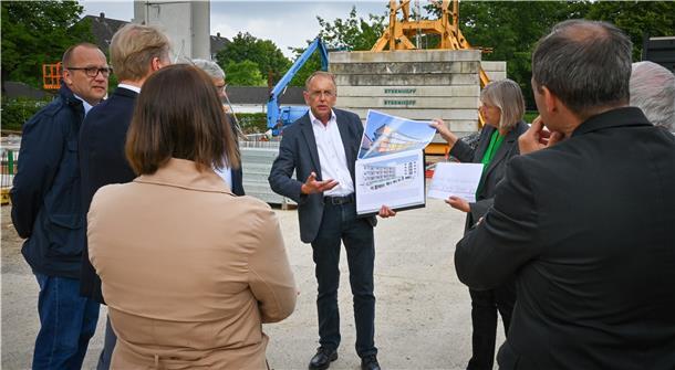 Erläutert auf der Baustelle, wie das Gebäude aussehen soll: Stäwog-Architekt Hans-Joachim Ewert.