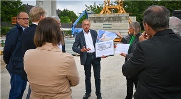 Erläutert auf der Baustelle, wie das Gebäude aussehen soll: Stäwog-Architekt Hans-Joachim Ewert.