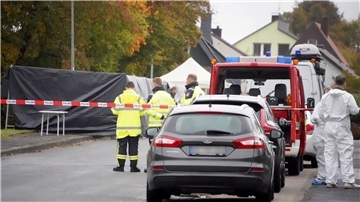 Ermittler am Fundort der Leiche in Horn-Bad Meinberg Ende Oktober 2023.