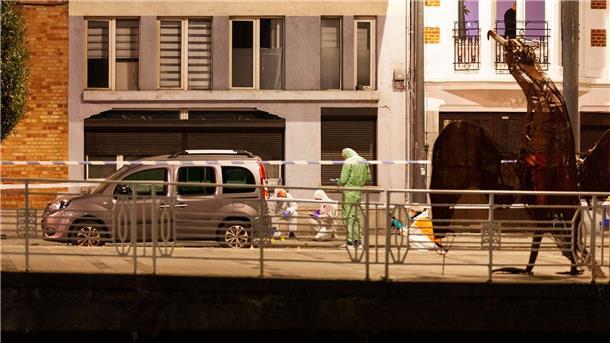 Anschlag in Brüssel: Attentäter tot, viele Fragen offen Ermittler arbeiten am Ort der Schießerei in Brüssel.