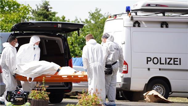Mutmaßlicher „Axtmörder“ von Kalletal ab Januar vor Gericht Ermittler der Polizei arbeiten nach der brutalen Tötung eines 39-Jährigen mit einer Axt am Tatort in Kalletal.