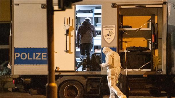 Bestürzung und Trauer nach tödlichen Schüssen bei Zeugen Jehovas Ermittler der Polizei rücken an und nehmen den Tatort unter die Lupe.