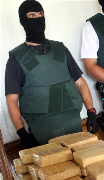 Ermittler in schusssicheren Westen zeigen sichergestelltes Kokain - das Foto entstand in Berlin.