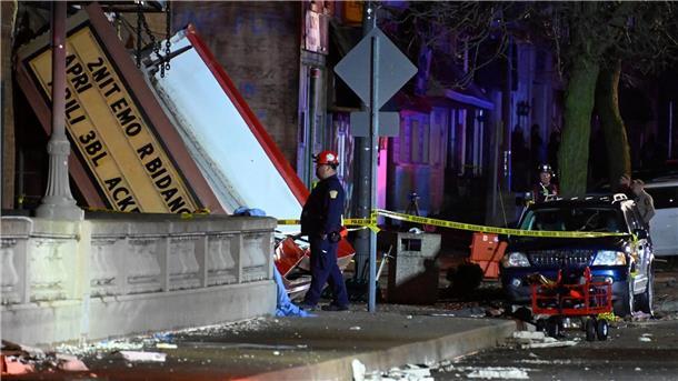 Tornados, Tod und Verwüstung in den USA  Ermittler inspizieren das Apollo-Theater in der Kleinstadt Belvidere im Bundesstaat Illinois, nachdem ein heftiger Sturm während eines Konzerts Schäden verursacht hat.