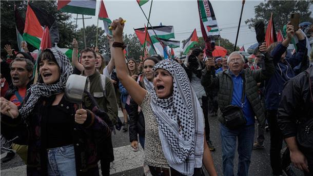 Etappe wegen Protesten verkürzt: Bernal gewinnt Erneut kam es zu Protesten.