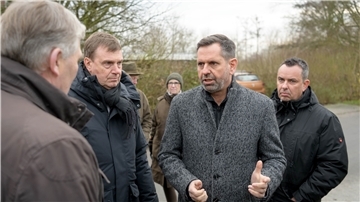 Ernste Minen beim Ortstermin am Deich in Indiek: Da, wo das Land den Wolfsschutzzaun als Pilotprojekt ermöglicht hat, kommt Umweltminister Olaf Lies (Dritter von links) zum Entschluss, dass der Abschuss eines Wolfes aus dem „Schiffdorfer Rudel“ notwendig ist. Im Gespräch mit (von links) Oberdeichgräfe Hans-Otto Hancken, Landrat Kai-Uwe Bielefeld und SPD-Landtagsabgeordnetem Oliver Lottke erläutert er seine Entscheidung.