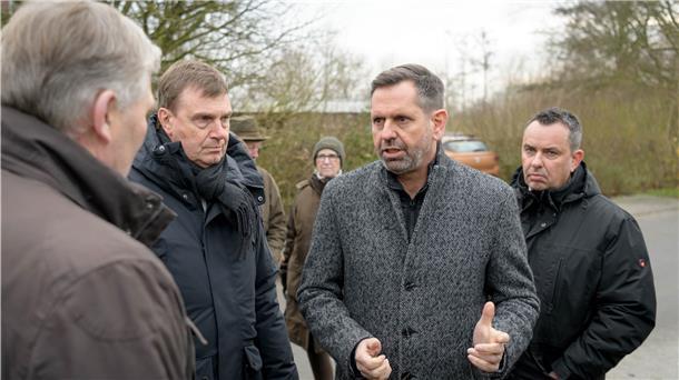 Ernste Minen beim Ortstermin am Deich in Indiek: Da, wo das Land den Wolfsschutzzaun als Pilotprojekt ermöglicht hat, kommt Umweltminister Olaf Lies (Dritter von links) zum Entschluss, dass der Abschuss eines Wolfes aus dem „Schiffdorfer Rudel“ notwendig ist. Im Gespräch mit (von links) Oberdeichgräfe Hans-Otto Hancken, Landrat Kai-Uwe Bielefeld und SPD-Landtagsabgeordnetem Oliver Lottke erläutert er seine Entscheidung.