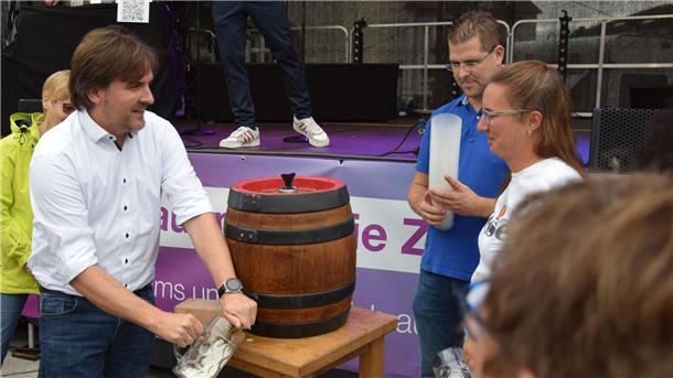 Ein Mann füllt ein Glas mit Bier.