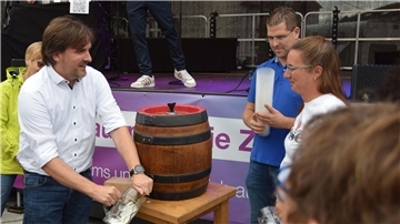 Ein Mann füllt ein Glas mit Bier.