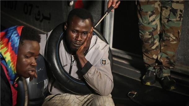 Mittelmeer-Migranten: „Sie behandeln uns wie Tiere“  Erschöpft und müde: Von Tunesien aus setzen immer mehr afrikanische Flüchtlinge nach Italien über.