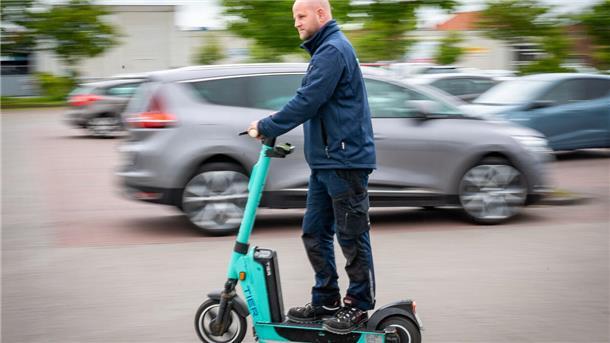 Erst den Akku gewechselt, dann eine kurze Probefahrt: Lennart Knaack und seine Kollegen sind meist nachts in der Stadt unterwegs, um die E-Scooter zu warten.