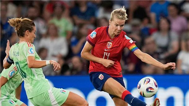 Erst Elfmeter verschossen, dann das 1:1 erzielt: Norwegens Ada Hegerberg (r).